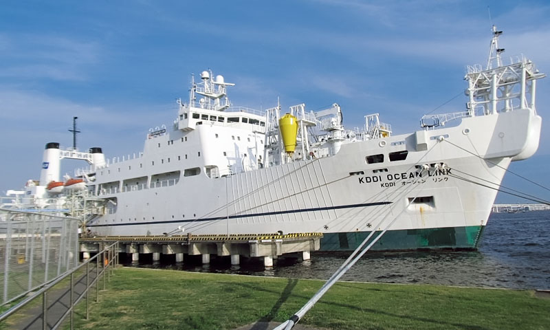 【电缆网讯】保守估计到2018年,全球海底光缆敷设达200万千米,到2023年,全球海底电力电缆安装数量将达304条。大容量通信使遍布全球的海底电缆成为通信主流,那么,海底电缆的敷设、修护工作也变得尤为重要。以下,电缆网以日本KDDI公司拥有的海底电缆敷设修护船“KDDI Ocean link”为例,为您介绍全球海底电缆的现状、海底电缆受损的原因和维修、管理海底电缆的海底电缆船的情况。 KDDI海底电缆船 守护遍布全球的海底电缆 “KDDI Ocean link&rd