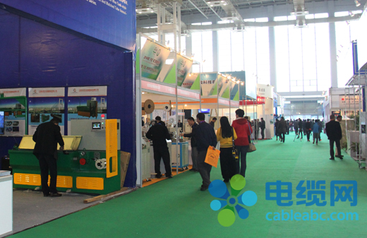【电缆网讯】11月27日,2014中国(宁波)国际电线电缆及材料设备展览会在宁波国际会展中心开幕。 本届展会吸引了国内外知名电线电缆企业及专业人士参展。展会上,ABB、东方电缆、远东买卖宝网络科技有限公司、球冠电缆、亨通集团、阳谷电缆、太平洋光缆、洪波漆包线、神马机械、智汉电工、东莞泰正、联诚致等展示了线缆行业最新的产品与技术。 宁波市经信委等相关部门领导巡视指导展会 展会开始1小时,就有百余名线缆行业专业人士来到远东买卖宝网络科技有限公司展台,了解、咨询业务,并热情参与展台现场活动。 展会现场参展