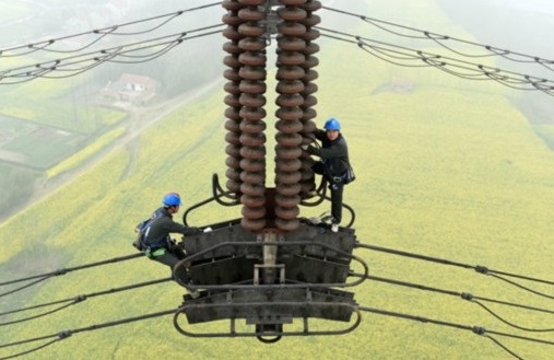 百米高空走电缆 电力检修工“绝技”震撼网友（2）