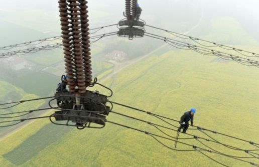 百米高空走电缆 电力检修工“绝技”震撼网友（3）