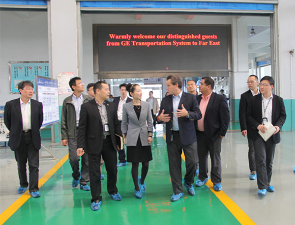 GE运输领导一行参观远东超高压生产厂车间
