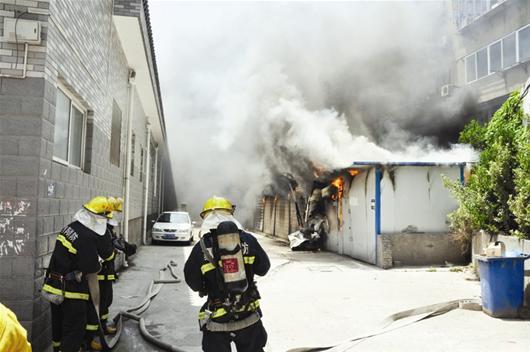 襄阳新街一住宅楼电线起火连烧9间简易板房