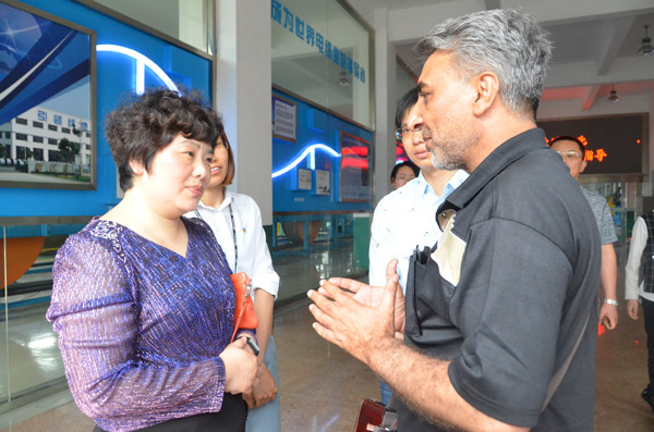 远东控股集团首席行政官周东佼（左）与来访嘉宾交流