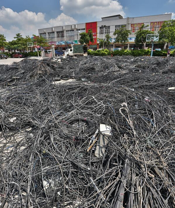 广州车陂村怒剪50余吨电线蜘蛛网