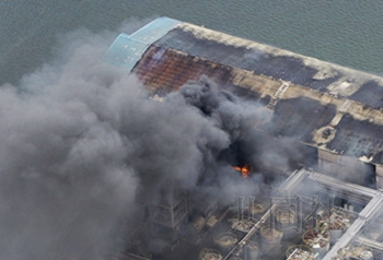 日本川崎一钢铁厂发生火灾 附近就是飞机场