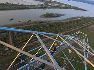 我国首条跨淮河流域特高压工程架线