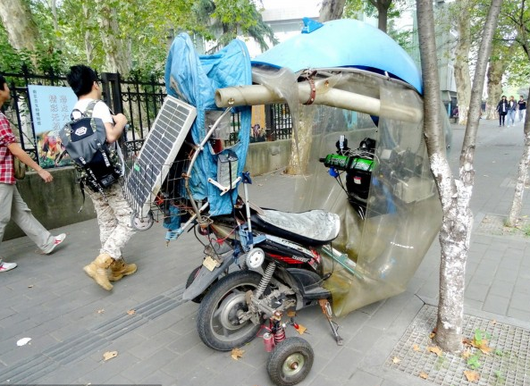 南京某市民改装太阳能电动车 设施一应俱全