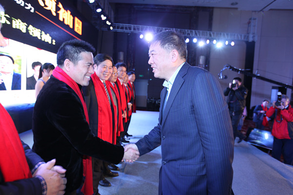 徐鸣副省长为蒋锡培颁发“十二五·最受尊敬的苏商领袖”荣誉 徐鸣副省长为蒋锡培颁发“十二五·最受尊敬的苏商领袖”荣誉