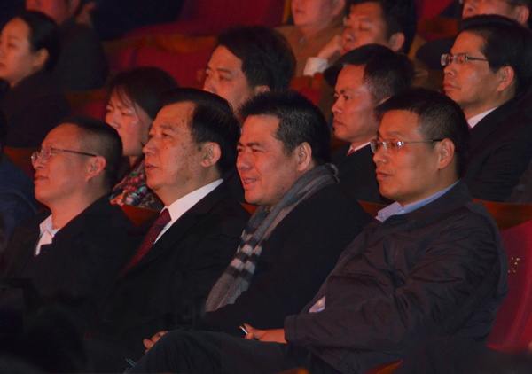 蒋锡培(右二)与王中苏(右三)等领导观看文艺演出 蒋锡培(右二)与王中苏(右三)等领导观看文艺演出