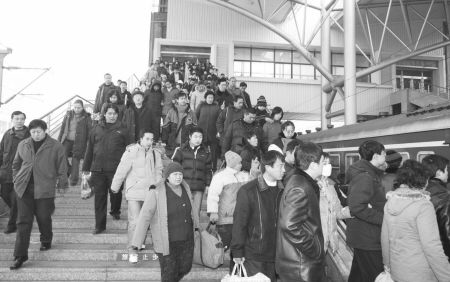 男子爬上广州南站一列车顶部 不幸触电身亡