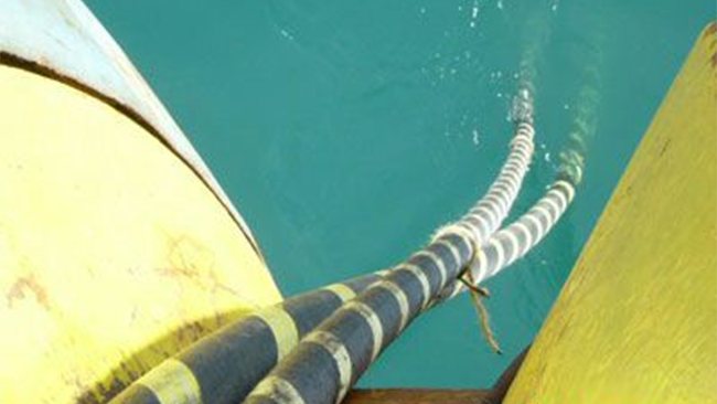 Basslink海底电缆故障造成损失超5.6亿美元 【电缆网讯】根据咨询公司EnergyQuest透露,连接澳大利亚本土大陆和塔斯马尼亚岛的唯一海底电缆Basslink故障造成的损失已经超过5.6亿美元,而且这一经济损失还在持续上涨。 EnergyQuest还指出,尽管这一数字比先前估计的还要高,但是这还不包括工业燃气用户如力拓、造纸商诺斯克纸业和South32的生产损失,因为电力匮乏不得不减少对这些企业的供应量。 2015年12月20日,这条唯一连接澳大利亚本土和塔斯马尼亚岛的海底高压电缆遭到切断,直