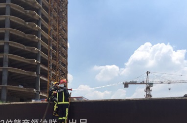 南昌一工地电缆起火 附近停电4小时 浓烟隔江可见