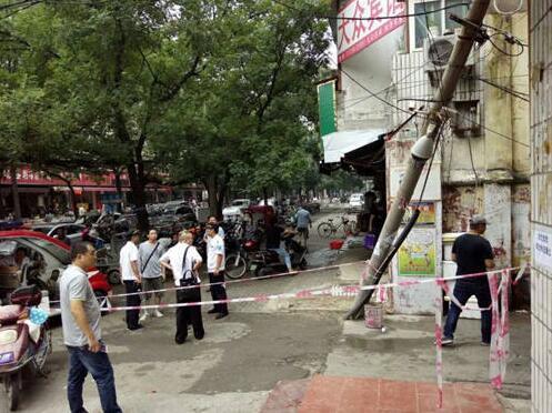 郑州一电线杆突断倒 附近市场居民楼停电