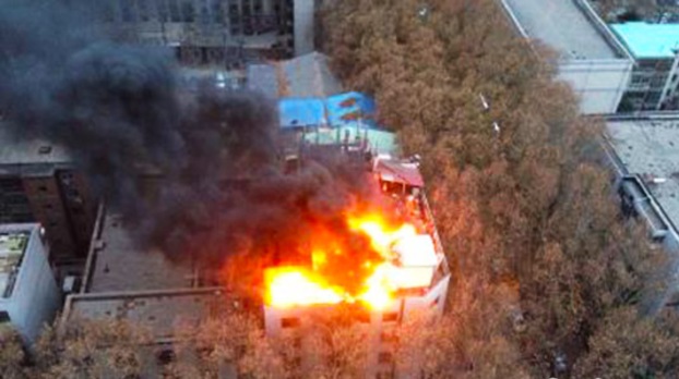 电线老化混乱疑致武昌一楼顶违建房失火