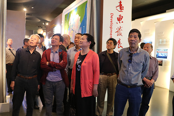 参观智慧能源科技馆 参观智慧能源科技馆
