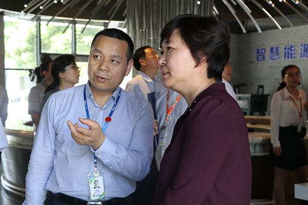 蒋华君与侯市长交流远东获得的荣誉及企业文化、慈善等情况 蒋华君与侯市长交流远东获得的荣誉及企业文化、慈善等情况