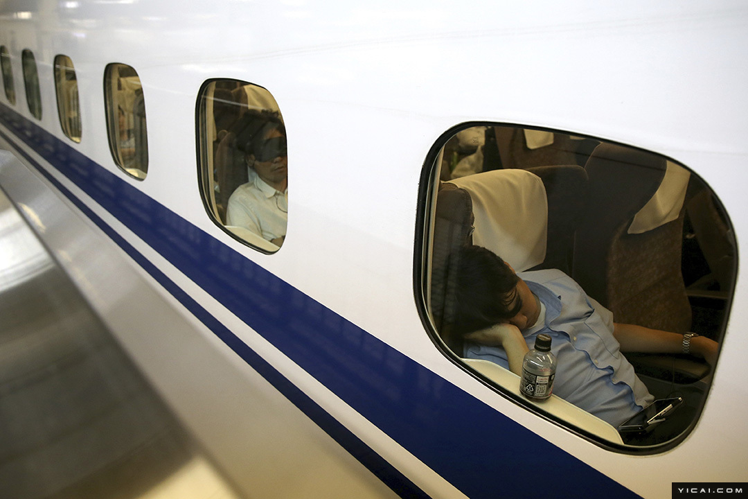 日本新干线高架电线损坏 乘客车上过夜