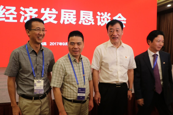 刘奇(右二)与蒋锡培(左二)、远东福斯特总经理蔡栋(左一)在江西经济发展恳谈会上合影 刘奇(右二)与蒋锡培(左二)、远东福斯特总经理蔡栋(左一)在江西经济发展恳谈会上合影