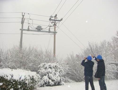 今冬首轮强降雪来袭 电网企业积极应对
