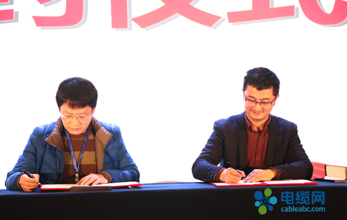 买卖宝总经理孙录（左）和安装通平台CEO杨勇（右）签署战略合作协议