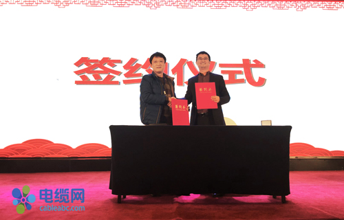 买卖宝总经理孙录（左）和安装通平台CEO杨勇（右）签署战略合作协议