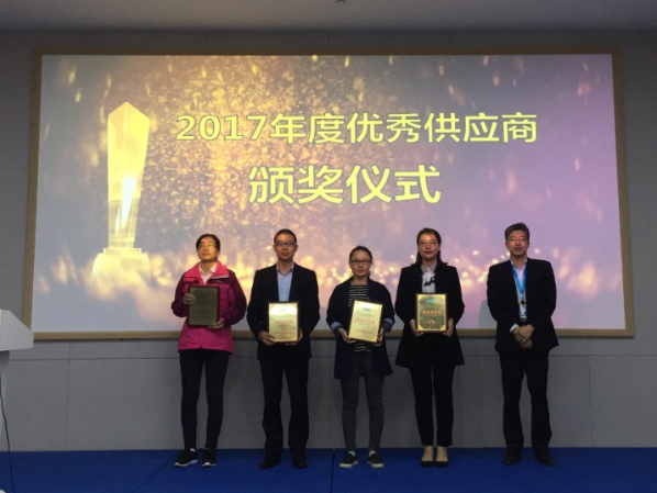 陈海萍(右二)代表远东电缆领奖 陈海萍(右二)代表远东电缆领奖
