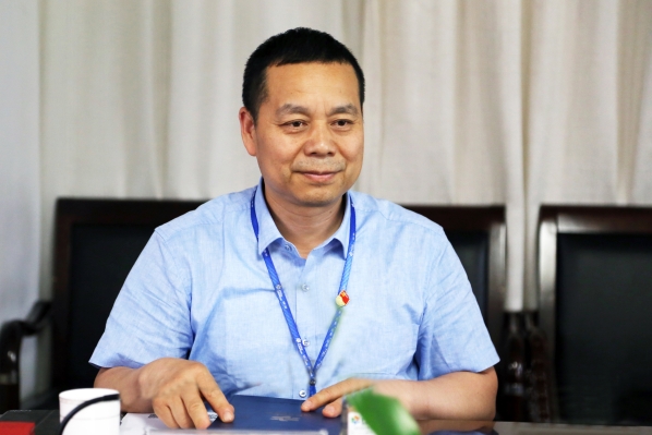 蒋华君在会上发言 蒋华君在会上发言