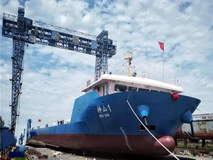 国内第一艘海上风电管桩特型运输船正式下水