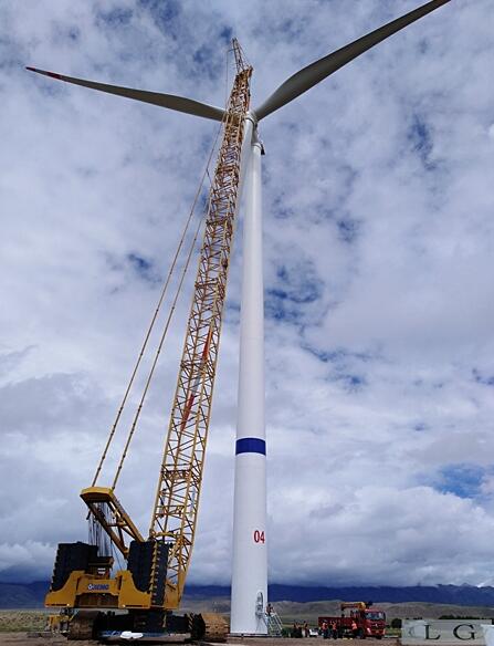 乌兰10万千万风电场首台风机成功安装