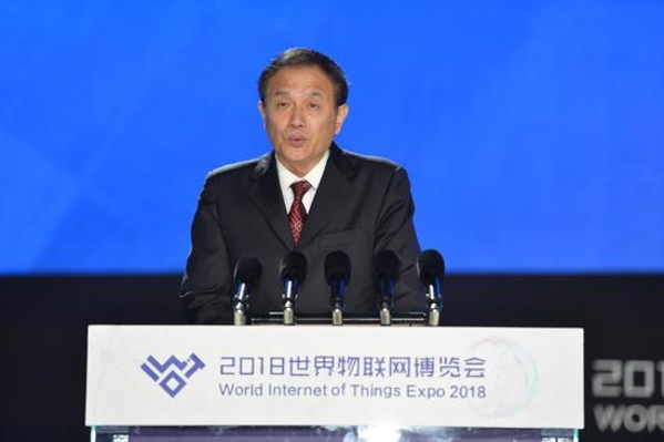 9月15日,由工信部、科技部、江苏省政府共同主办的2018世界物联网博览会在无锡开幕。 当天,2018世界物联网无锡峰会隆重举行,江苏省委书记娄勤俭出席,工信部部长苗圩、江苏省省长吴政隆、科技部党组成员陆明在峰会上讲话,江苏省委常委、无锡市委书记李小敏致欢迎辞。 远东控股集团创始人、董事局主席、党委书记蒋锡培受邀参会,投资人、智慧能源资深总监兼电缆产业监事、远东电缆副总经理陈海萍,投资人、智慧能源高级总监兼电缆产业监事、远东电缆总经理助理马月琴,投资人、智慧能源市场总监兼远东电缆资深市场总监田旭,投资人、