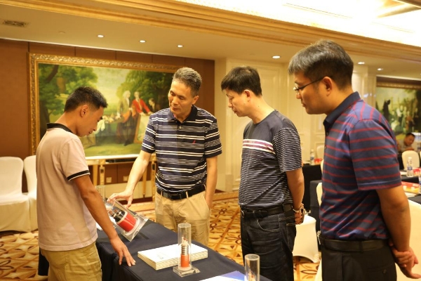 与会专家与远东技术研发人员探讨交流 与会专家与远东技术研发人员探讨交流