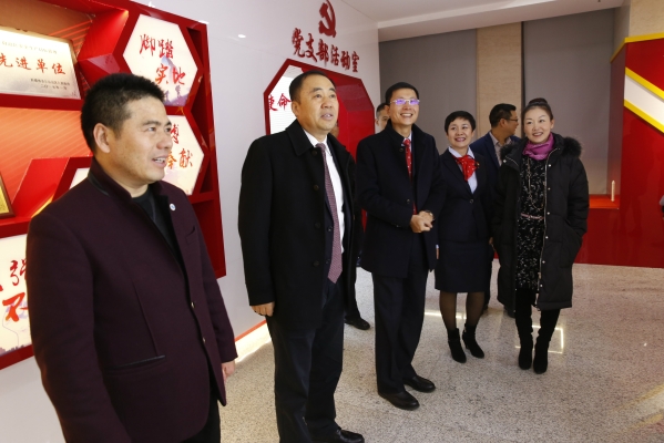 蒋锡培参观中泰化学建厂60周年文化展厅 蒋锡培参观中泰化学建厂60周年文化展厅