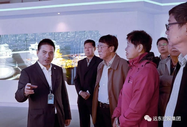 蒋锡培带领来访领导参观智慧能源科技馆 蒋锡培带领来访领导参观智慧能源科技馆