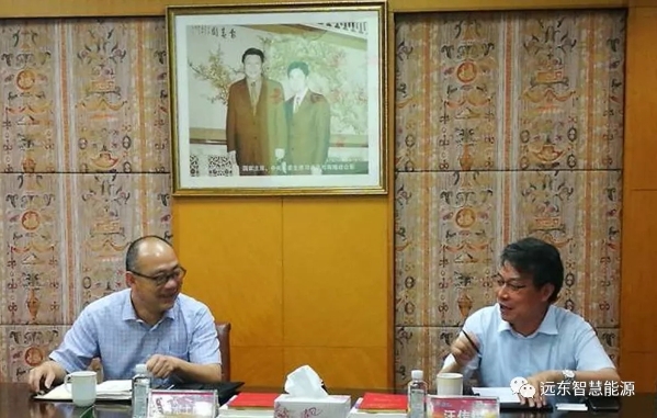 无锡市工信局局长戴可为（左）与汪传斌（右）交流