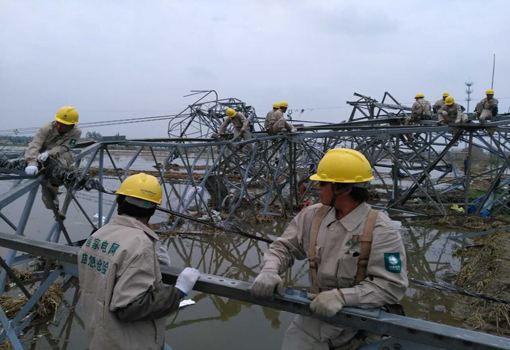 国网迅速抢修开原龙卷风袭击受损电网设施