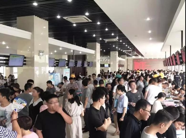 人才市场招聘现场人才济济 人才市场招聘现场人才济济