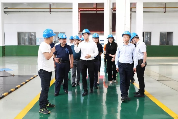 参观高压交联电缆厂车间 参观高压交联电缆厂车间