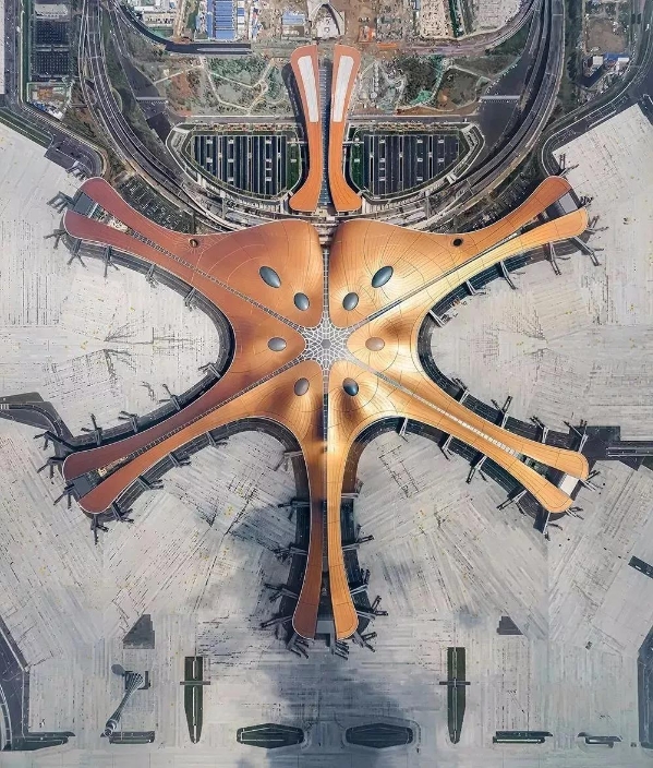 高空俯瞰,北京大兴国际机场宛若展翅的凤凰恢弘大气! 高空俯瞰,北京大兴国际机场宛若展翅的凤凰恢弘大气!