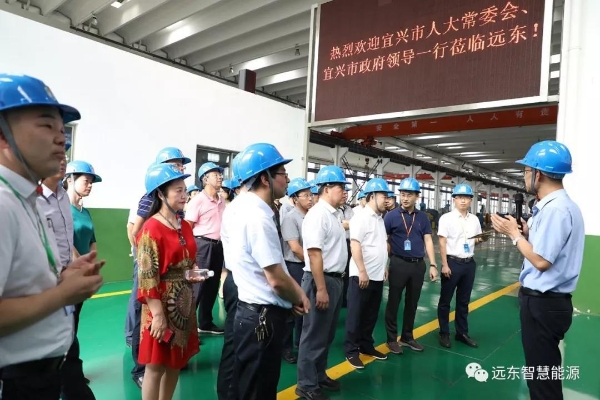王小强向来访领导介绍智能复合厂 王小强向来访领导介绍智能复合厂