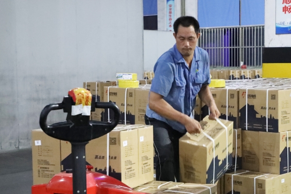 【远东时评】不念过往 不畏将来 | 以奋斗姿态当自己的英雄 【远东时评】不念过往 不畏将来 | 以奋斗姿态当自己的英雄