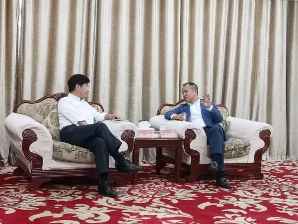 达实智能副总裁苏俊锋(右)与郎华(左)在座谈会上交流 达实智能副总裁苏俊锋(右)与郎华(左)在座谈会上交流