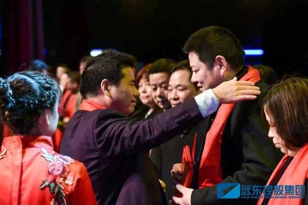 蒋锡培为员工颁奖 蒋锡培为员工颁奖