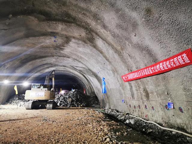 北京铁路局:京沈高铁全线隧道顺利贯通 北京铁路局:京沈高铁全线隧道顺利贯通