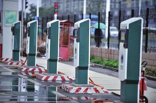 百亿热钱流入充电桩产业 目前仅两家巨头实现盈利 百亿热钱流入充电桩产业 目前仅两家巨头实现盈利