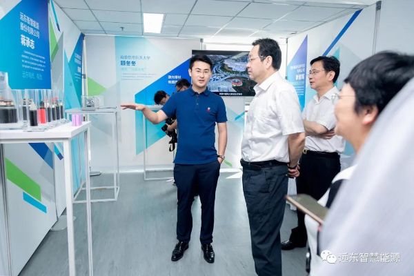蒋承志（左一）向杨岳（左二）等一行领导介绍远东智慧能源产业及产品