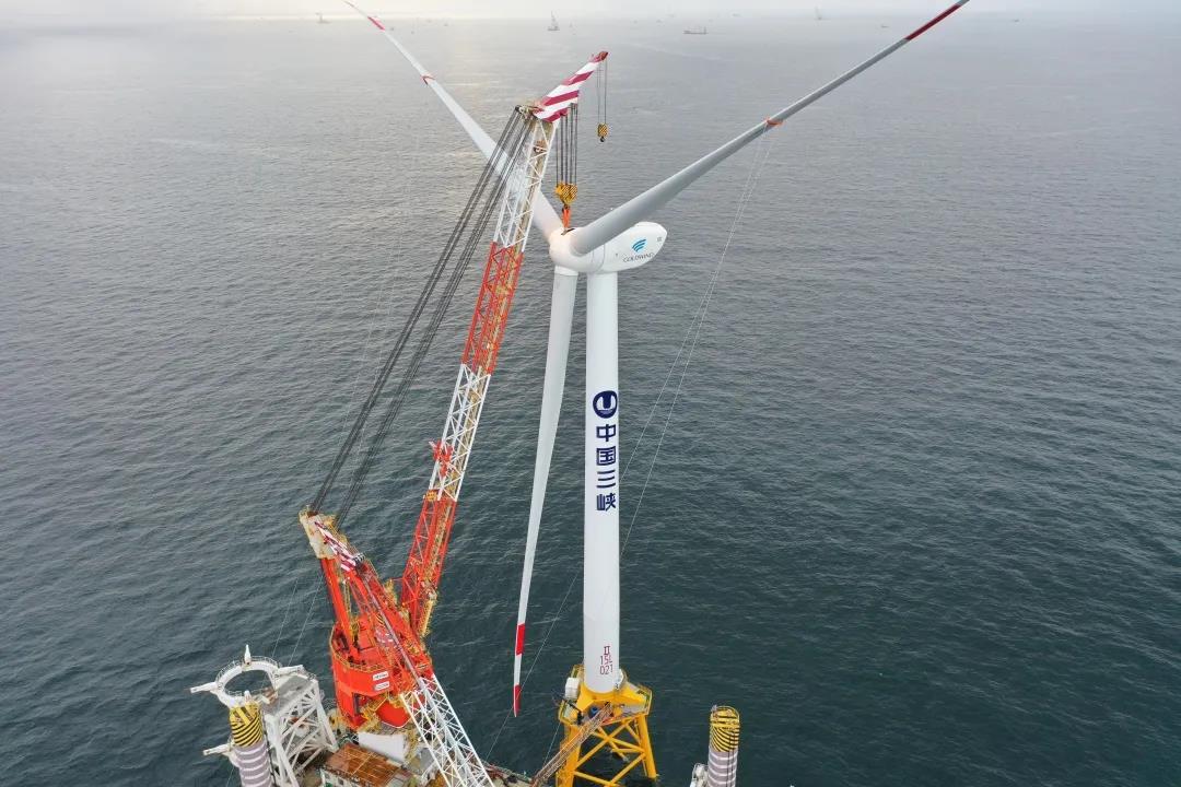中国南海海域首台6.45兆瓦海上风机吊装成功 中国南海海域首台6.45兆瓦海上风机吊装成功