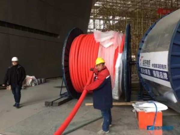 世界最长特殊10kV高压悬垂电缆在中国尊成功吊装 世界最长特殊10kV高压悬垂电缆在中国尊成功吊装