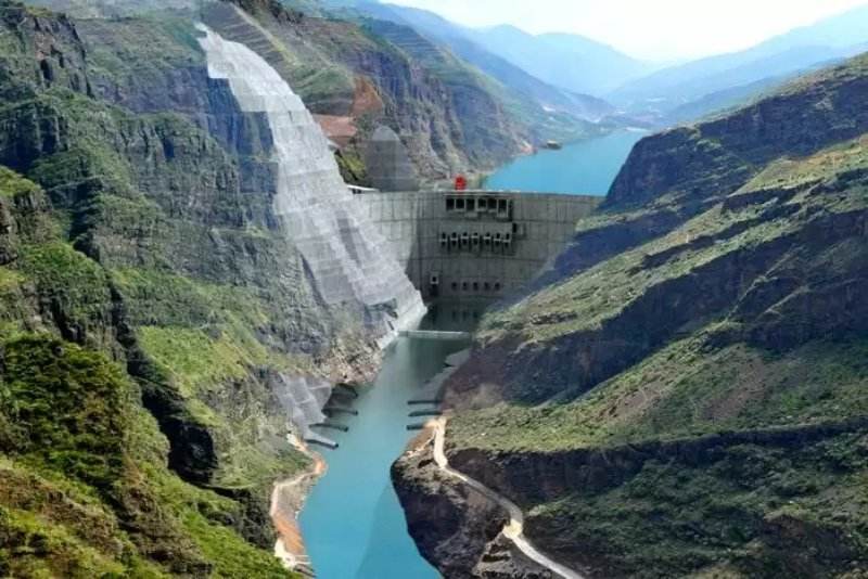白鹤滩水电站大坝首批5号和27号坝段浇筑到顶 白鹤滩水电站大坝首批5号和27号坝段浇筑到顶
