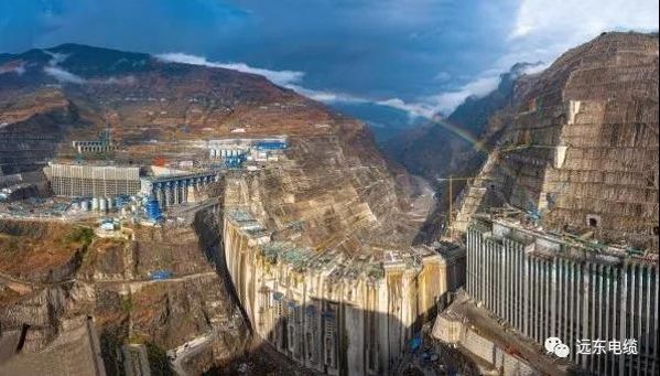 白鹤滩水电站大坝13个坝段浇筑到顶 白鹤滩水电站大坝13个坝段浇筑到顶