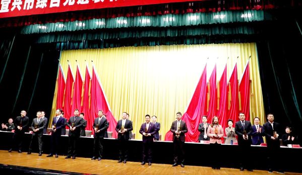 蒋锡培(右五)获宜兴市“杰出贡献企业家”荣誉 蒋锡培(右五)获宜兴市“杰出贡献企业家”荣誉